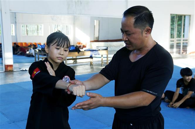 Hà Thị Bích Loan trong giờ tập luyện Pencak Silat. Ảnh: Nam Sương - TTXVN Hà Thị Bích Loan - Cô bé vàng Pencak Silat của tỉnh Tuyên Quang ảnh 2