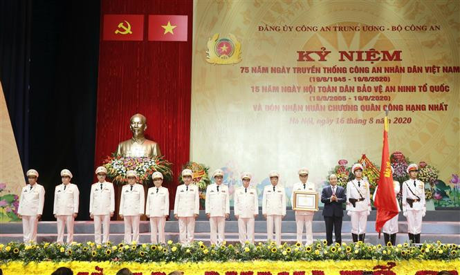 Thủ tướng Chính phủ Nguyễn Xuân Phúc dự Lễ kỷ niệm 75 năm Ngày truyền thống Công an nhân dân ảnh 3