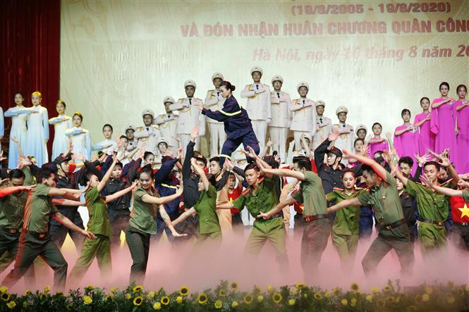 Thủ tướng Chính phủ Nguyễn Xuân Phúc dự Lễ kỷ niệm 75 năm Ngày truyền thống Công an nhân dân ảnh 4