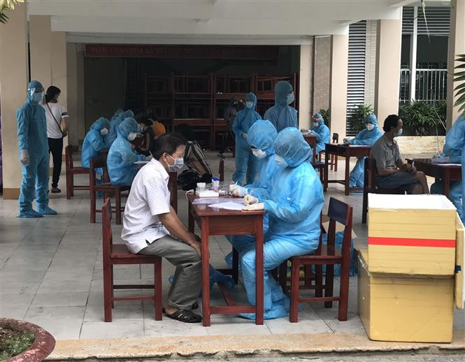 Đà Nẵng xét nghiệm cho toàn bộ người dân trong khu vực bị phong tỏa. Ảnh: TTXVN phát Thêm 12 ca mắc COVID-19 ở Đà Nẵng ảnh 1