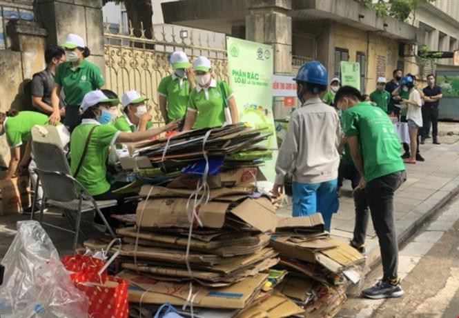 Giấy vụn được đem đổi lấy quà. Ảnh: Mạnh Khánh - TTXVN Hà Nội thực hiện thí điểm chương trình đổi rác lấy quà ảnh 2
