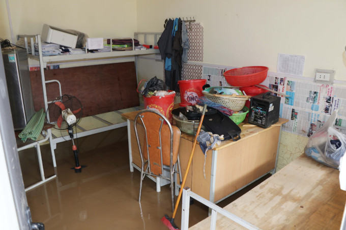 Nhiều tài liệu, thiết bị, máy móc của giáo viên trường THCS Tạ Khoa, xã Tạ Khoa (Bắc Yên, Sơn La) bị hư hỏng do ngập trong nước lũ. Ảnh: Hữu Quyết – TTXVN Tập trung khắc phục ngập lụt, bảo đảm an toàn cho học sinh ở huyện vùng cao Bắc Yên ảnh 3