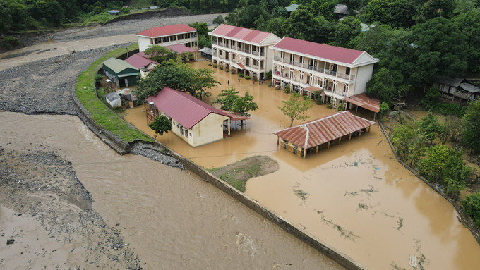Trường THCS Tạ Khoa tại xã Tạ Khoa (Bắc Yên, Sơn La) ngập trong nước lũ. Ảnh: Hữu Quyết - TTXVN Tập trung khắc phục ngập lụt, bảo đảm an toàn cho học sinh ở huyện vùng cao Bắc Yên ảnh 1