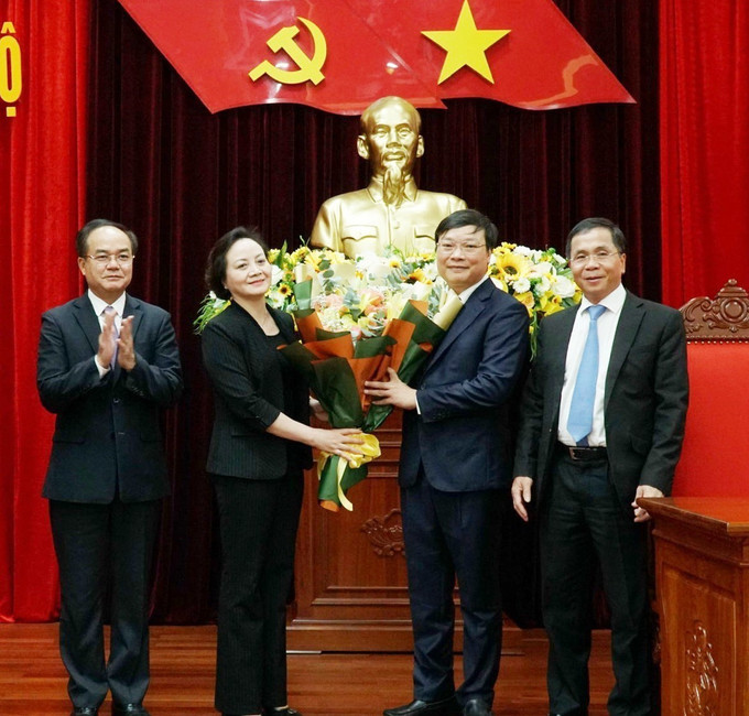 Đồng chí Phạm Thị Thanh Trà, Bộ trưởng Bộ Nội vụ chúc mừng đồng chí Trương Hải Long. Ảnh: Hoài Nam – TTXVN Công bố, trao quyết định điều động, chỉ định Thứ trưởng Bộ Nội vụ Trương Hải Long giữ chức Phó Bí thư Tỉnh ủy Gia Lai ảnh 1