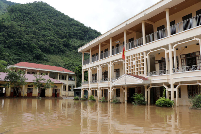 Một dãy phòng học tại THCS Tạ Khoa, xã Tạ Khoa (Bắc Yên, Sơn La) bị ngập trong nước lũ. Ảnh: Hữu Quyết – TTXVN Tập trung khắc phục ngập lụt, bảo đảm an toàn cho học sinh ở huyện vùng cao Bắc Yên ảnh 2