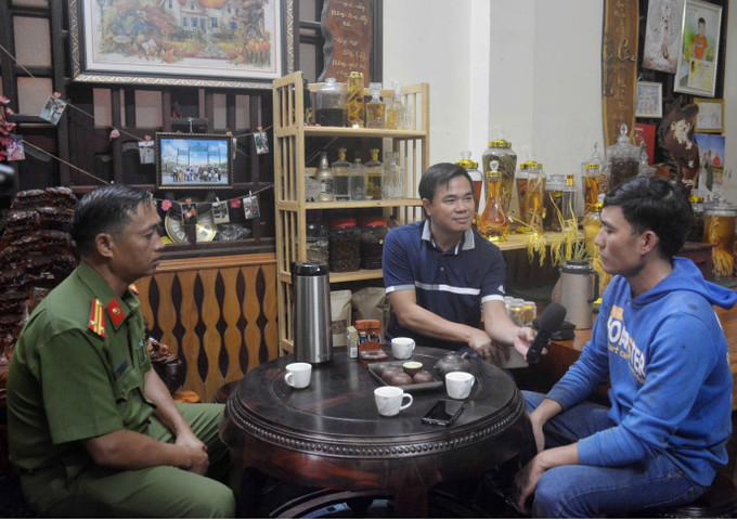 Anh Phạm Văn Lương (ngoài cùng bên phải) chia sẻ về quá khứ lầm lỗi và hành trình hoàn lương của bản thân. Ảnh: Hoài Thu – TTXVN Đắk Lắk: Hành trình hoàn lương, gieo những hạt lành ảnh 1
