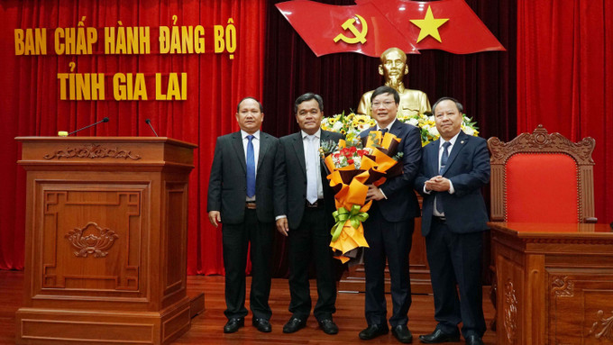 Thường trực Tỉnh ủy Gia Lai chúc mừng đồng chí Trương Hải Long. Ảnh: Hoài Nam - TTXVN Công bố, trao quyết định điều động, chỉ định Thứ trưởng Bộ Nội vụ Trương Hải Long giữ chức Phó Bí thư Tỉnh ủy Gia Lai ảnh 2