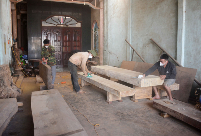 Anh Lương tạo điều kiện cho thanh niên hoàn lương tới xưởng mộc học nghề và có thu nhập trang trải cuộc sống. Ảnh: Hoài Thu – TTXVN Đắk Lắk: Hành trình hoàn lương, gieo những hạt lành ảnh 3