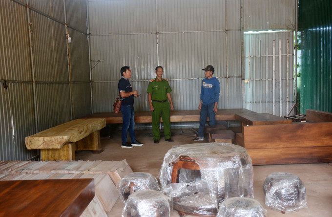 Công an huyện Krông Búk quan tâm, nắm bắt tâm tư, nguyện vọng và động viên, khích lệ thanh niên hoàn lương. Ảnh: Hoài Thu – TTXVN Đắk Lắk: Hành trình hoàn lương, gieo những hạt lành ảnh 2