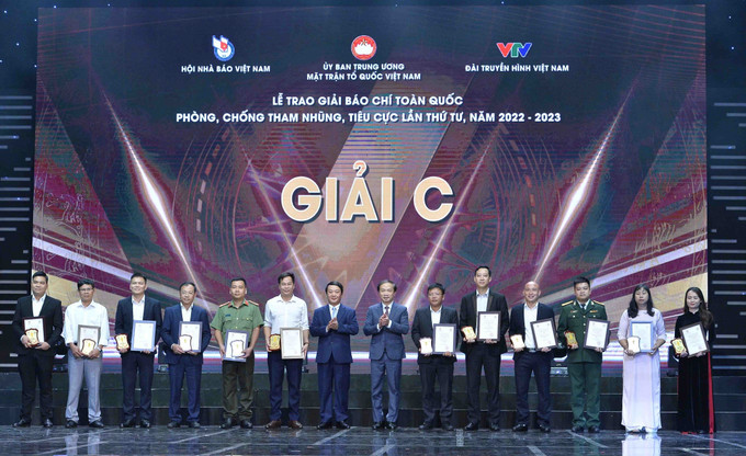 Phó trưởng ban Thường trực Ban Dân vận Trung ương Phạm Tất Thắng và Bộ trưởng, Chủ nhiệm Ủy ban Dân tộc Hầu A Lềnh trao Giải C cho các tác giả. Ảnh: Minh Đức – TTXVN 54 tác phẩm xuất sắc đoạt Giải Báo chí toàn quốc phòng, chống tham nhũng, tiêu cực lần thứ tư ảnh 5
