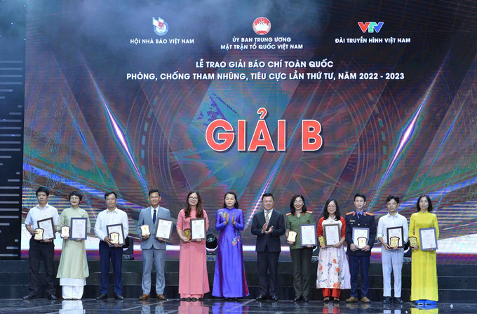Phó Trưởng Ban Tuyên giáo Trung ương, Tổng biên tập Báo Nhân Dân, Chủ tịch Hội Nhà báo Việt Nam Lê Quốc Minh và Phó Chủ tịch, Tổng Thư ký Ủy ban Trung ương MTTQ Việt Nam Nguyễn Thị Thu Hà trao Giải B cho các tác giả. Ảnh: Minh Đức – TTXVN 54 tác phẩm xuất sắc đoạt Giải Báo chí toàn quốc phòng, chống tham nhũng, tiêu cực lần thứ tư ảnh 4