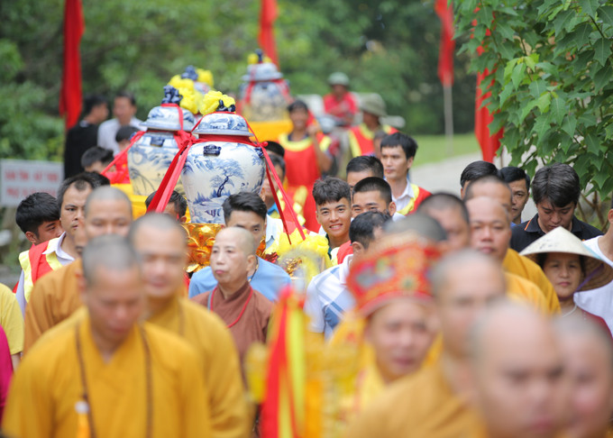 Lễ rước nước thiêng cầu quốc thái dân an, mưa thuận gió hòa từ chân thác Bản Giốc lên điện chính chùa Phật tích Trúc lâm Bản Giốc. Ảnh: Chu Hiệu Về miền non nước ảnh 2