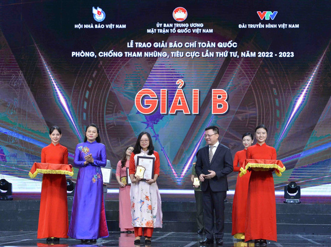 Phó Trưởng Ban Tuyên giáo Trung ương, Tổng biên tập Báo Nhân Dân, Chủ tịch Hội Nhà báo Việt Nam Lê Quốc Minh và Phó Chủ tịch, Tổng Thư ký UBTƯ MTTQ Việt Nam Nguyễn Thị Thu Hà trao Giải B cho nhóm tác giả với tác phẩm ở thể loại báo điện tử loạt 4 bài "Cơn khát" thuốc điều trị, vật tư y tế: "Khi trăm dâu đổ đầu tằm" đăng trên Báo điện tử VietnamPlus, Thông tấn xã Việt Nam. Ảnh: Minh Đức – TTXVN 54 tác phẩm xuất sắc đoạt Giải Báo chí toàn quốc phòng, chống tham nhũng, tiêu cực lần thứ tư ảnh 3