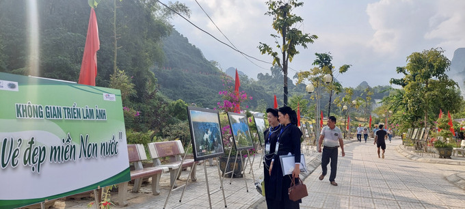Triển lãm ảnh với chủ đề “Về miền non nước” tại lễ hội thác Bản Giốc năm 2023. Ảnh: Chu Hiệu Về miền non nước ảnh 4