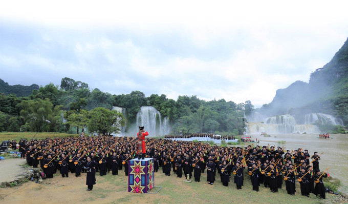 1000 người tham gia hát Then, đàn Tính tại thác Bản Giốc ở xã Đàm Thủy, huyện Trùng Khánh (Cao Bằng). Ảnh: Chu Hiệu Về miền non nước ảnh 1