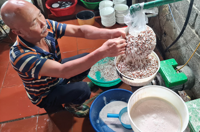 Phở hồng được làm từ gạo lứt nương hồng, một loại gạo đặc sản chỉ có ở vùng đất “Cao nguyên trắng” Bắc Hà. Ảnh: Hương Thu Phở hồng – Tinh hoa của vùng đất “Cao nguyên trắng” ảnh 2