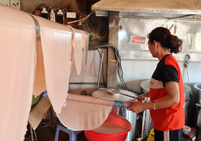Để làm ra những sợi phở hồng hồng, mềm mịn là cả một sự cầu kỳ của người thợ có tay nghề. Mùa nóng, mùa lạnh có cách tráng bánh riêng. Mùa nóng nếu tráng dẻo quá thì bánh phở sẽ bị chảy nước. Mùa lạnh thì tha hồ tráng dẻo. Ảnh: Hương Thu Phở hồng – Tinh hoa của vùng đất “Cao nguyên trắng” ảnh 3