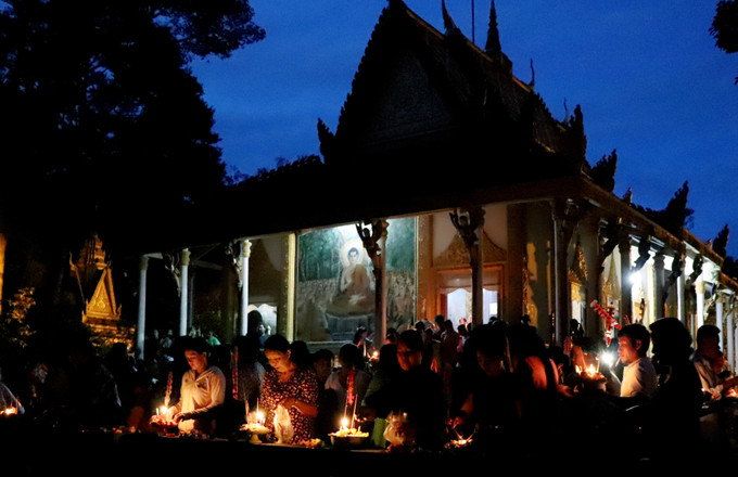 Người Khmer Nam Bộ đặt cơm vắt cho những người đã khuất trong lễ Sen Đôn Ta. Ảnh: Sơn Giang Lễ Sen Đôn Ta an toàn của người Khmer Nam Bộ ảnh 1