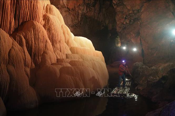Du khách có thể trải nghiệm chèo thuyền trong Động Ngườm Ngao - nhánh Bản Thuôn. Ảnh: Chu Hiệu-TTXVN Khám phá Động Ngườm Ngao (Cao Bằng) ảnh 6
