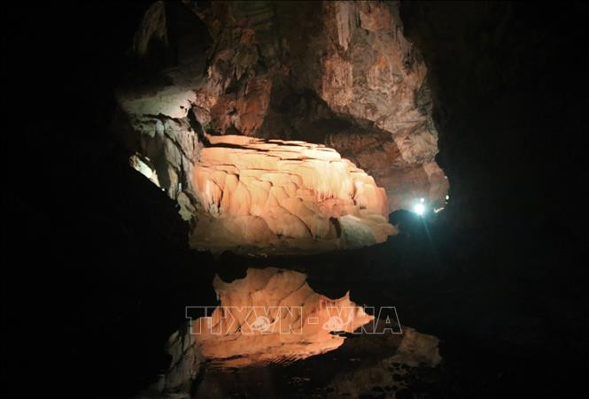 Những khối thạch nhũ kỳ vĩ trong Động Ngườm Ngao - nhánh Bản Thuôn. Ảnh: Chu Hiệu-TTXVN Khám phá Động Ngườm Ngao (Cao Bằng) ảnh 3