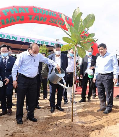 Thủ tướng Nguyễn Xuân Phúc tham gia trồng cây Xuân Tân Sửu năm 2021. Ảnh: Thống Nhất - TTXVN Thủ tướng Nguyễn Xuân Phúc dự lễ phát động Tết trồng cây đời đời nhớ ơn Bác Hồ tại Phú Yên ảnh 4