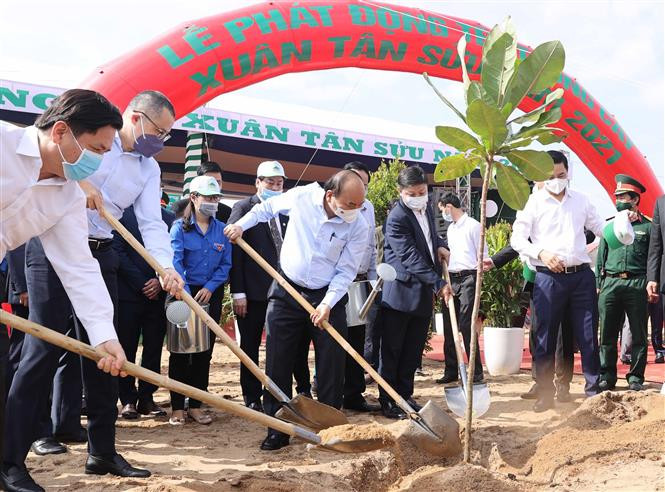 Thủ tướng Nguyễn Xuân Phúc và các đại biểu tham gia trồng cây Xuân Tân Sửu năm 2021. Ảnh: Thống Nhất - TTXVN Thủ tướng Nguyễn Xuân Phúc dự lễ phát động Tết trồng cây đời đời nhớ ơn Bác Hồ tại Phú Yên ảnh 3