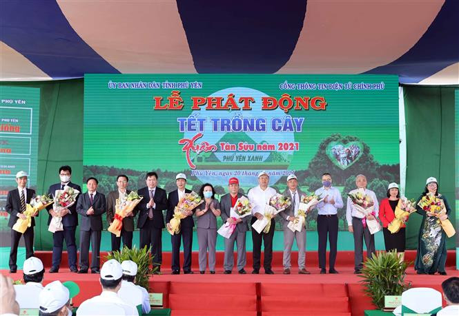 Tặng hoa tri ân các nhà tài trợ nguồn kinh phí để thực hiện Đề án trồng 15 triệu cây xanh giai đoạn 2021 - 2025 tại Phú Yên. Ảnh: Thống Nhất - TTXVN Thủ tướng Nguyễn Xuân Phúc dự lễ phát động Tết trồng cây đời đời nhớ ơn Bác Hồ tại Phú Yên ảnh 5