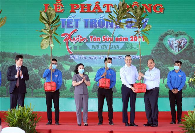 Thủ tướng Nguyễn Xuân Phúc phát động "Tết trồng cây" Xuân Tân Sửu năm 2021 tại Phú Yên. Ảnh: Thống Nhất - TTXVN Thủ tướng Nguyễn Xuân Phúc dự lễ phát động Tết trồng cây đời đời nhớ ơn Bác Hồ tại Phú Yên ảnh 2