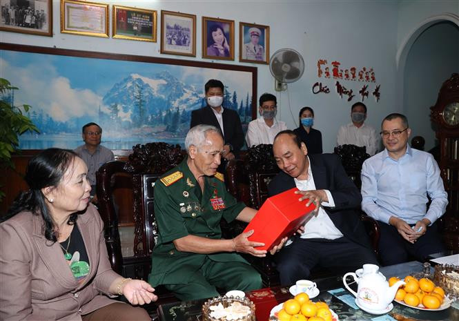 Thủ tướng Nguyễn Xuân Phúc thăm và tặng quà Anh hùng LLVTND Đặng Phi Thưởng, nguyên Phó tiểu đội trưởng Đại đội 3, Tiểu đoàn 12, Trung đoàn 10, thuộc Quân khu 5. Ảnh: Thống Nhất - TTXVN Thủ tướng Nguyễn Xuân Phúc: Du lịch Phú Yên như một viên kim cương thô cần bàn tay người thợ khéo ảnh 3