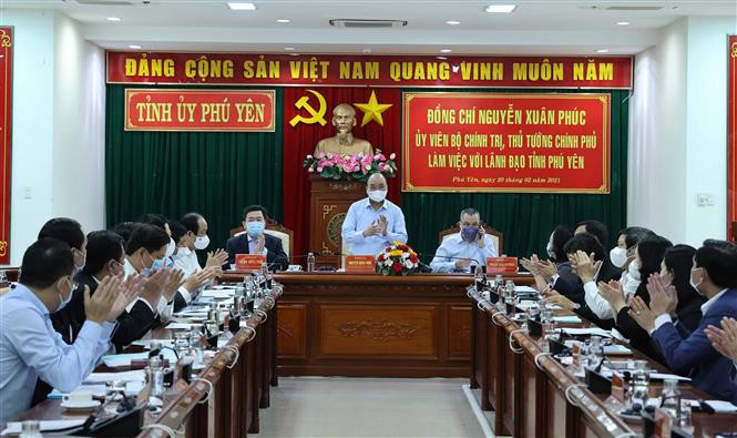 Thủ tướng Nguyễn Xuân Phúc làm việc với lãnh đạo chủ chốt tỉnh Phú Yên. Ảnh: Thống Nhất - TTXVN Thủ tướng Nguyễn Xuân Phúc: Du lịch Phú Yên như một viên kim cương thô cần bàn tay người thợ khéo ảnh 1