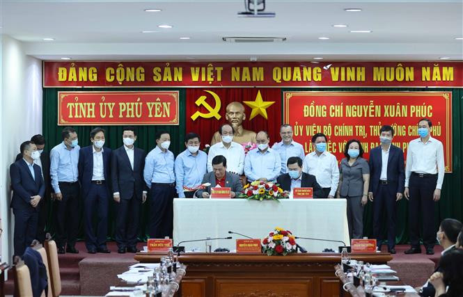 Thủ tướng Nguyễn Xuân Phúc chứng kiến lễ ký kết hợp tác phát triển Cảng hàng không Tuy Hòa giữa Hãng hàng không Vietjet với UBND tỉnh Phú Yên Ảnh: Thống Nhất - TTXVN Thủ tướng Nguyễn Xuân Phúc: Du lịch Phú Yên như một viên kim cương thô cần bàn tay người thợ khéo ảnh 2