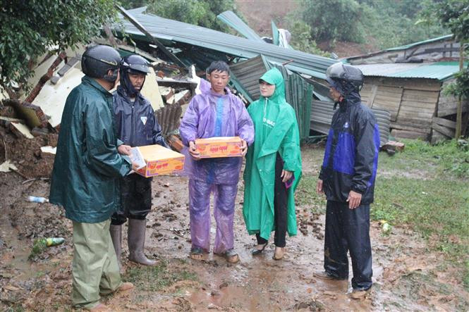 Ban Chỉ huy Phòng chống thiên tai và Tìm kiếm cứu nạn huyện Krông Bông, tỉnh Đắk Lắk trao hỗ trợ các hộ dân bị thiệt hại. Ảnh: Anh Dũng - TTXVN Thủ tướng Chính phủ yêu cầu khẩn trương sử dụng kinh phí hỗ trợ khắc phục hậu quả thiên tai ảnh 1
