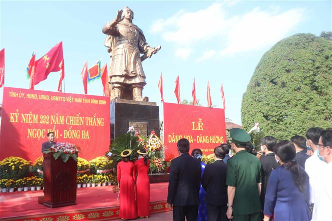 Dâng hoa trước tượng đài Quang Trung - Nguyễn Huệ, trong khu vực Bảo tàng Quang Trung, thị trấn Phú Phong, huyện Tây Sơn (Bình Định). Ảnh: Phạm Kha – TTXVN Dâng hương tưởng nhớ công đức của tướng sỹ Tây Sơn ảnh 1