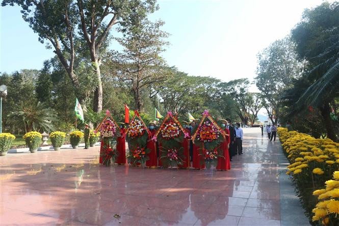 Dâng hoa trước tượng đài Quang Trung - Nguyễn Huệ, trong khu vực Bảo tàng Quang Trung, thị trấn Phú Phong, huyện Tây Sơn (Bình Định). Ảnh: Phạm Kha - TTXVN Dâng hương tưởng nhớ công đức của tướng sỹ Tây Sơn ảnh 3