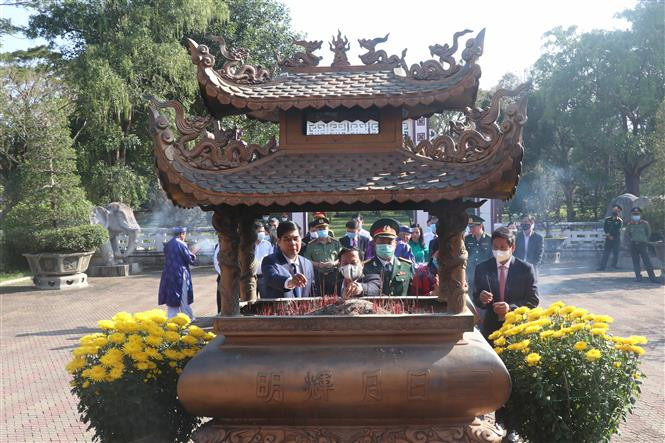 Dâng hương trước Điện thờ các tướng lĩnh, binh sỹ nhà Tây Sơn, trong khu vực Bảo tàng Quang Trung, thị trấn Phú Phong, huyện Tây Sơn (Bình Định). Ảnh: Phạm Kha – TTXVN Dâng hương tưởng nhớ công đức của tướng sỹ Tây Sơn ảnh 2
