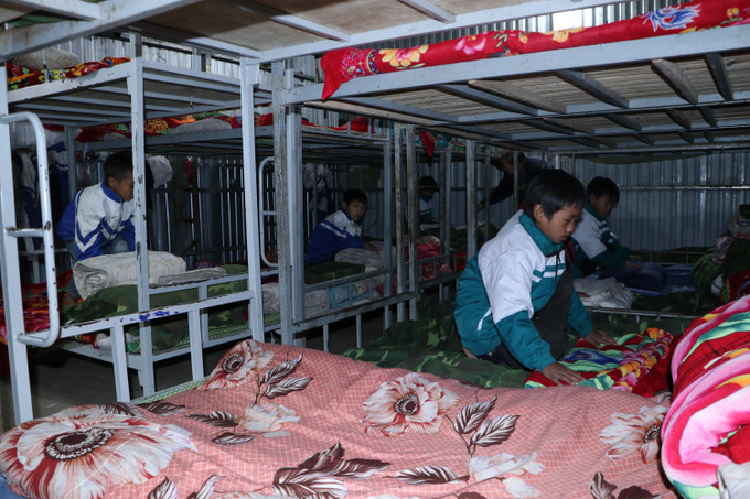Học sinh bán trú ở huyện Phong Thổ (Lai Châu) được trang bị đầy đủ chăn, đệm ấm vào mùa Đông. Ảnh: Đinh Thùy-TTXVN Lai Châu: Chú trọng chăm sóc, quản lý học sinh bán trú ảnh 3