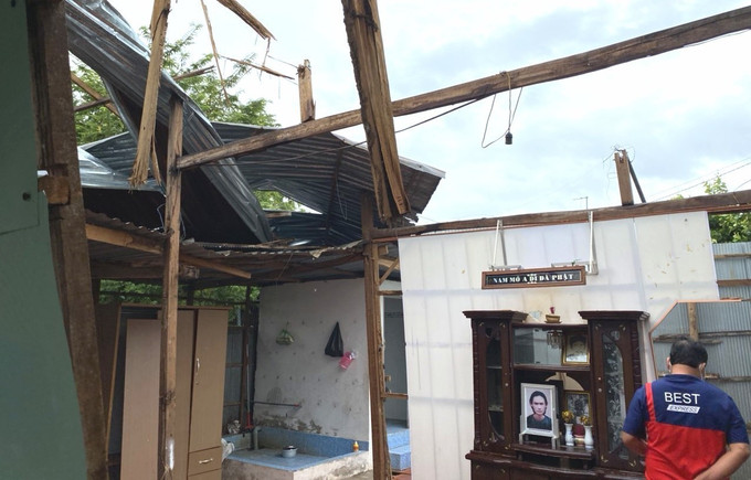 Cần Thơ: Mưa dông làm sập, tốc mái hàng chục căn nhà, 300 tấn lúa bị thiệt hại ảnh 1