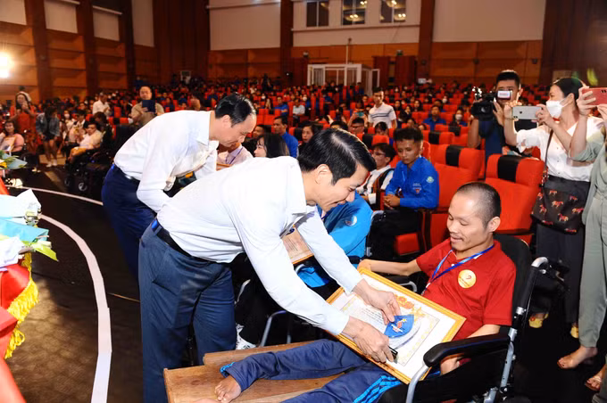 Tôn vinh 50 thanh niên khuyết tật tiêu biểu "Tỏa sáng nghị lực Việt" ảnh 3