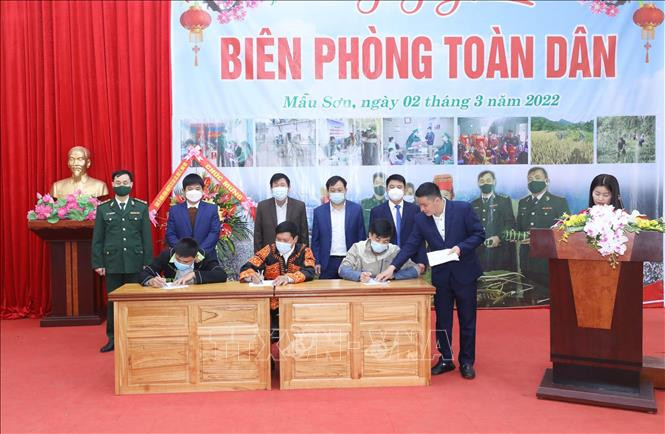 Cấp ủy, chính quyền 3 xã và Đồn Biên phòng Ba Sơn ký kết phong trào toàn dân tham gia bảo vệ chủ quyền lãnh thổ, an ninh biên giới quốc gia, trật tự an toàn xã hội khu vực biên giới năm 2022 trong Ngày hội. Ảnh: Anh Tuấn – TTXVN Lạng Sơn xây dựng thế trận biên phòng toàn dân vững chắc trong tình hình mới ảnh 2