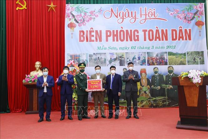 Phó Chủ tịch Ủy ban Mặt trận Tổ quốc Việt Nam tỉnh Lạng Sơn Nguyễn Hữu Chiến tặng quà 3 xã và Đồn Biên phòng Ba Sơn tại Ngày hội. Ảnh: Anh Tuấn – TTXVN Lạng Sơn xây dựng thế trận biên phòng toàn dân vững chắc trong tình hình mới ảnh 4