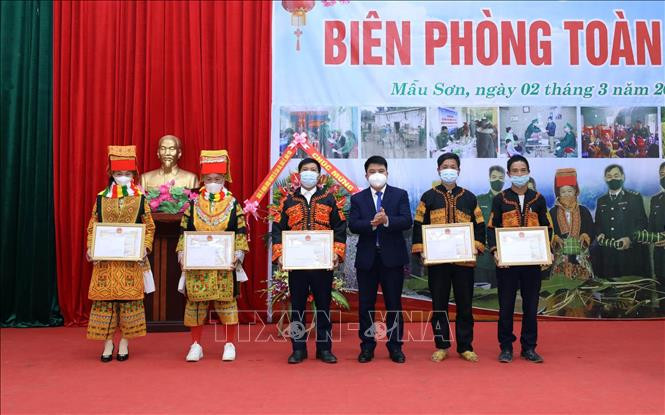 Các cá nhân và tập thể được Chủ tịch UBND 3 xã tặng giấy khen có thành tích tiêu biểu trong tham gia xây dựng, quản lý, bảo vệ biên giới tại Ngày hội. Ảnh: Anh Tuấn - TTXVN Lạng Sơn xây dựng thế trận biên phòng toàn dân vững chắc trong tình hình mới ảnh 6