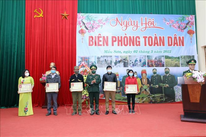 Các cá nhân trên địa bàn 3 xã được Bộ Tư lệnh Bộ đội Biên phòng tặng Kỷ niệm chương vì chủ quyền an ninh biên giới tại Ngày hội. Ảnh: Anh Tuấn – TTXVN Lạng Sơn xây dựng thế trận biên phòng toàn dân vững chắc trong tình hình mới ảnh 5