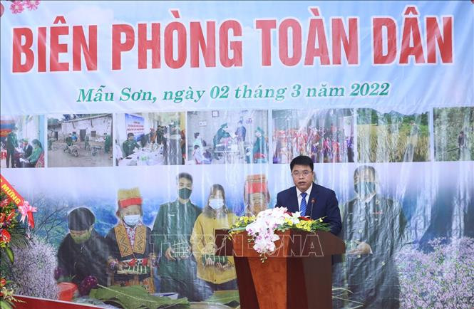 Chủ tịch UBND xã Mẫu Sơn Lương Văn Lan báo cáo tại ngày hội. Ảnh: Anh Tuấn – TTXVN Lạng Sơn xây dựng thế trận biên phòng toàn dân vững chắc trong tình hình mới ảnh 3