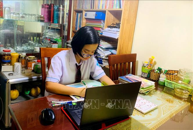 Học sinh học trực tuyến qua máy tính. Ảnh: Tường Vi - TTXVN Thừa Thiên - Huế thực hiện nhiều hình thức dạy học phù hợp diễn biến dịch COVID-19 ảnh 3