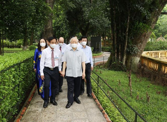 Tổng Bí thư Nguyễn Phú Trọng thăm nơi ở và làm việc của Chủ tịch Hồ Chí Minh. Ảnh: Trí Dũng – TTXVN 76 năm Quốc khánh: Tổng Bí thư Nguyễn Phú Trọng dâng hương tưởng niệm Chủ tịch Hồ Chí Minh ảnh 2