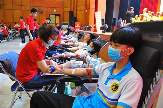 Các bạn trẻ tham gia hiến máu cứu người. Ảnh: Minh Đức - TTXVN Tham gia hiến máu vì Tết Trung thu đoàn viên cho bệnh nhi cần máu ảnh 1