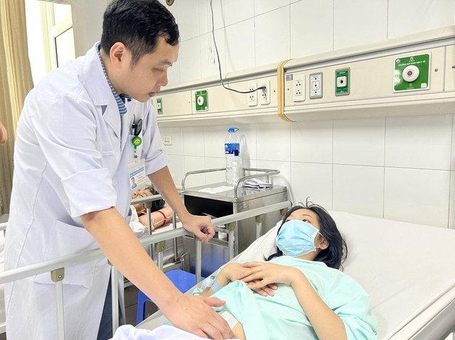 Hiện tại, sức khỏe của N.T.T đã ổn định nhờ còn trẻ và có thể trạng tốt. Ảnh: suckhoedoisong.vn Cảnh báo từ vụ thủng ruột vì nuốt phải tăm sau khi ăn ảnh 2