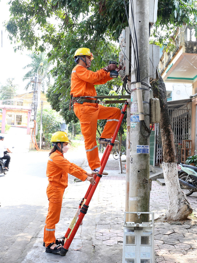 Nhân viên Điện lực huyện Bát Xát kiểm tra, bảo dưỡng công tơ điện cho các hộ dân trên địa bàn. Ảnh: Quốc Khánh – TTXVN Lào Cai dồn lực cấp điện ổn định mùa nắng nóng ảnh 2