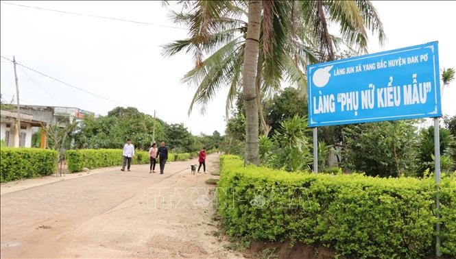 Mô hình "Làng phụ nữ kiểu mẫu" tại làng Yun, xã Yang Bắc, huyện Đăk Pơ (Gia Lai) do chị Đinh Thị Em quản lý được nhiều địa phương đến tham quan, học hỏi, nhân rộng. Ảnh: Hồng Điệp – TTXVN Đinh Thị Em - Chi hội trưởng phụ nữ tiên phong, gương mẫu ảnh 3