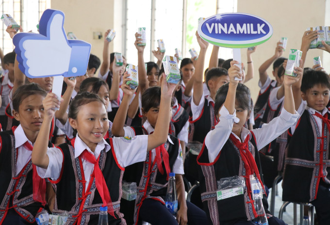 Học sinh Trường THPT Dân tộc Nội trú huyện Đồng Xuân, tỉnh Phú Yên được uống sữa miễn phí 3 tháng từ chương trình Qũy sữa Vươn cao Việt Nam. Ảnh-Phạm Cường-TTXVN Quỹ sữa vươn cao Việt Nam đến với trẻ em khó khăn Phú Yên ảnh 4